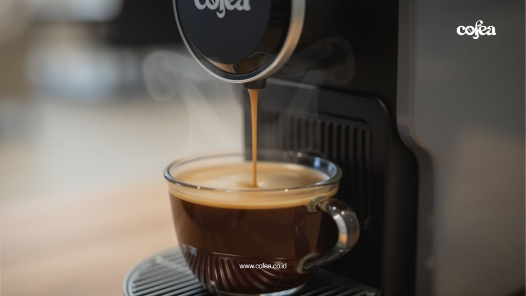 Mesin kopi kapsul Cofea sedang menyeduh espresso menggunakan coffee capsule